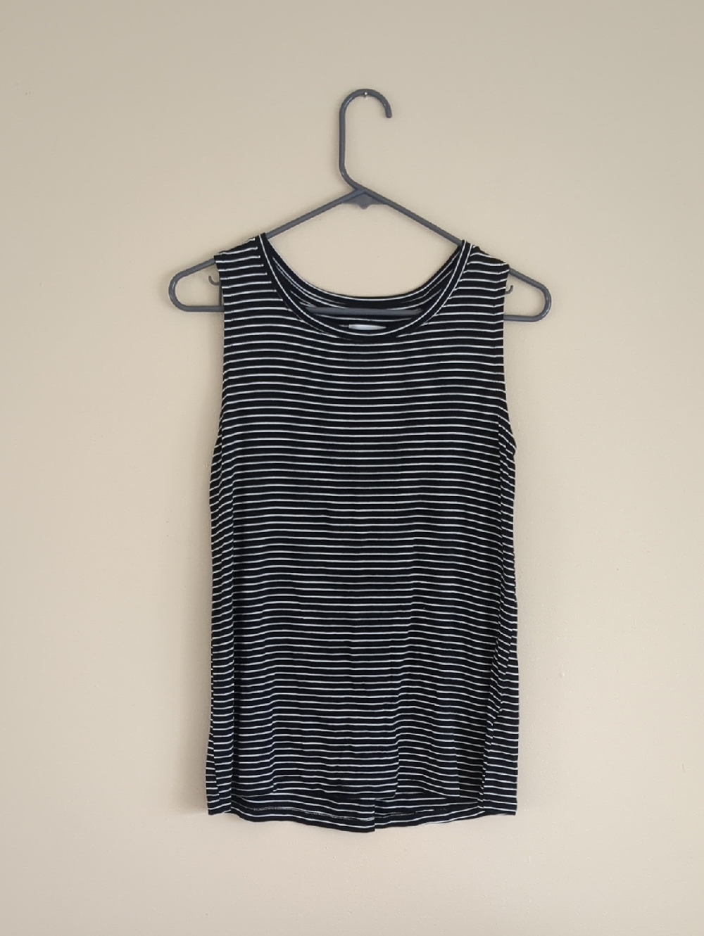 Small Old Navy Black And White Striped Shirt Top Split In Back